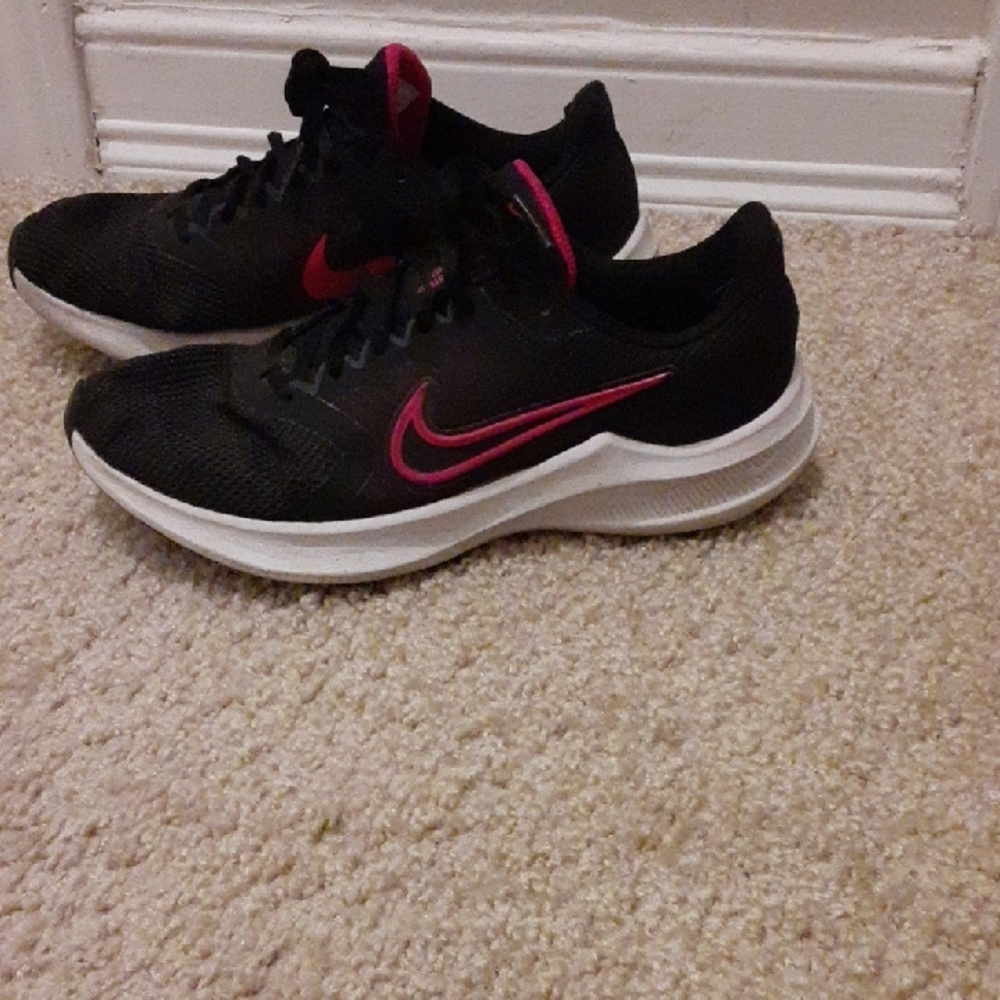 Nike Women's Black and Pink Running Shoes